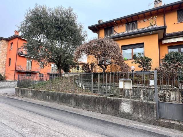 Villetta bifamiliare in vendita di 196 m² in Via Monte Pasubio
