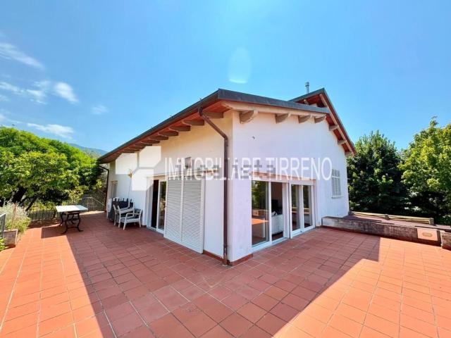 Villetta bifamiliare in vendita di 196 m² in Via Petroniano