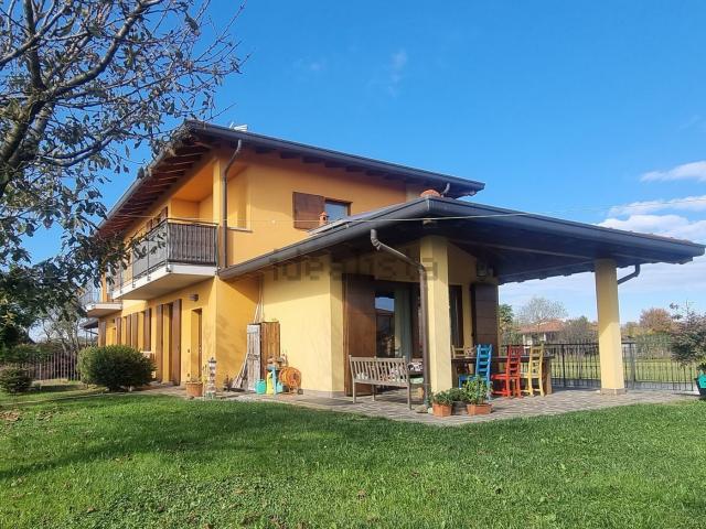 Villetta bifamiliare in vendita di 196 m²