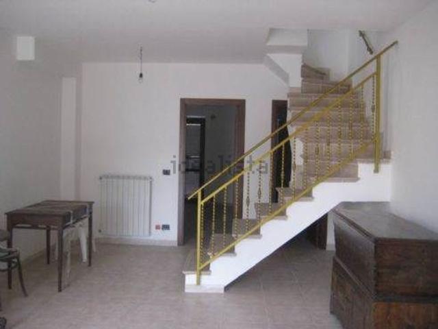 Villetta bifamiliare in vendita di 198 m² in Strada Regionale 578 Salto Cicolana, 65