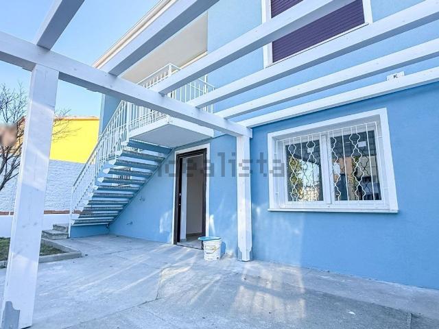 Villetta bifamiliare in vendita di 198 m² in Via Achille Grandi