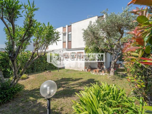 Villetta bifamiliare in vendita di 100 m² in Via delle Ortensie