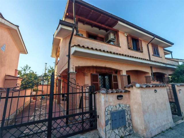Villetta bifamiliare in vendita di 100 m² in Via Mar della Cina
