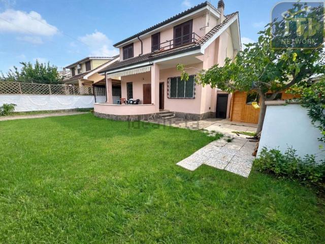 Villetta bifamiliare in vendita di 100 m² in Via Pratica di Mare