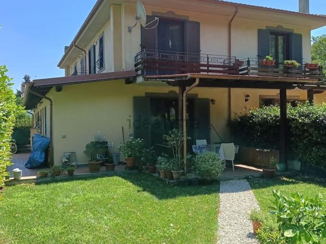 Villetta bifamiliare in vendita di 100 m² in Viale del Lago Cimino, 14