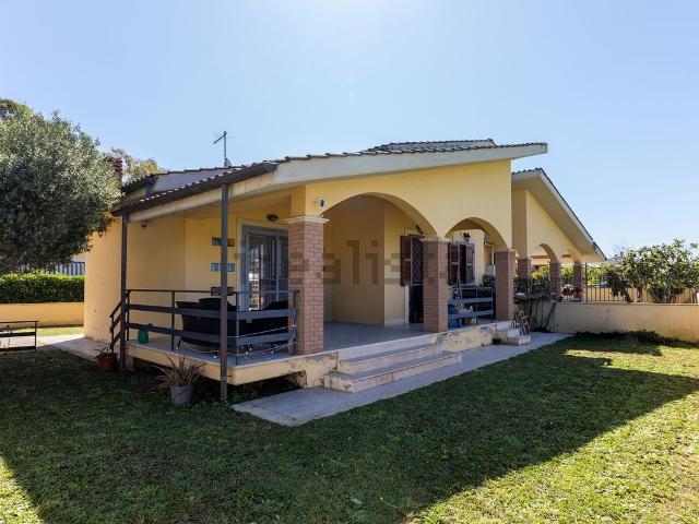 Villetta bifamiliare in vendita di 101 m² in Via del Collettore Primario, 205