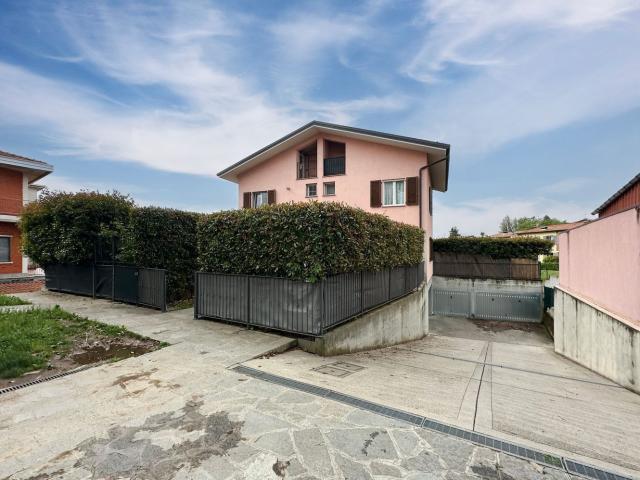 Villetta bifamiliare in vendita di 107 m² in Via Roma, 36