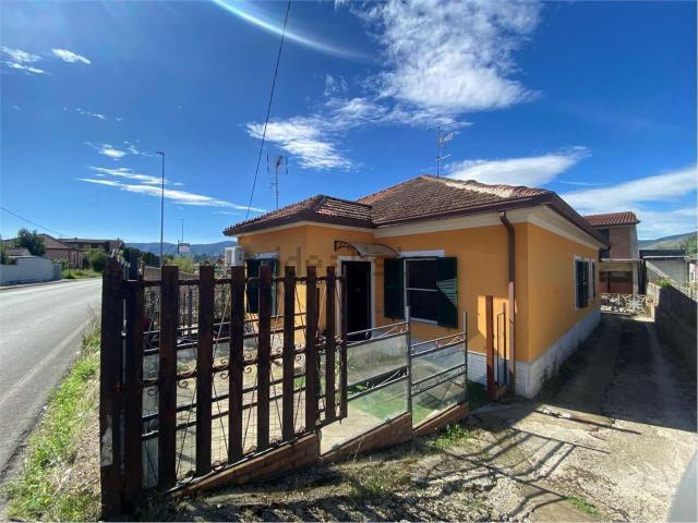 Villetta bifamiliare in vendita di 104 m² in Via per Frosinone, 213