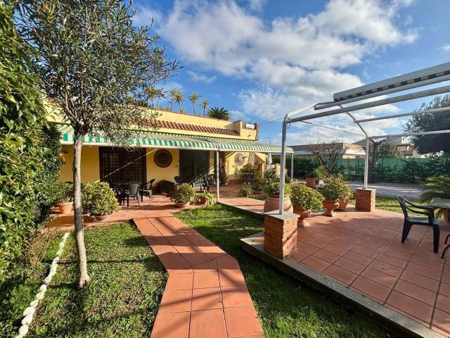 Villetta bifamiliare in vendita di 105 m² in Via Gubbio