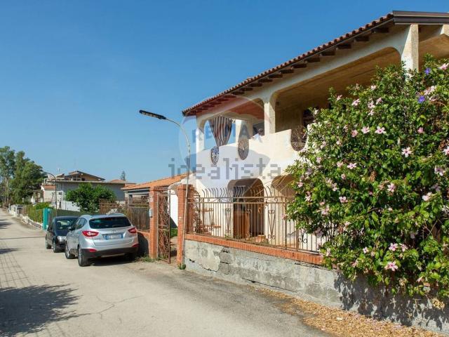 Villetta bifamiliare in vendita di 106 m² in Via Libeccio, 41