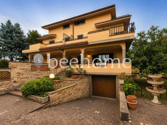 Villetta bifamiliare in vendita di 108 m² in Via delle Libellule, 114