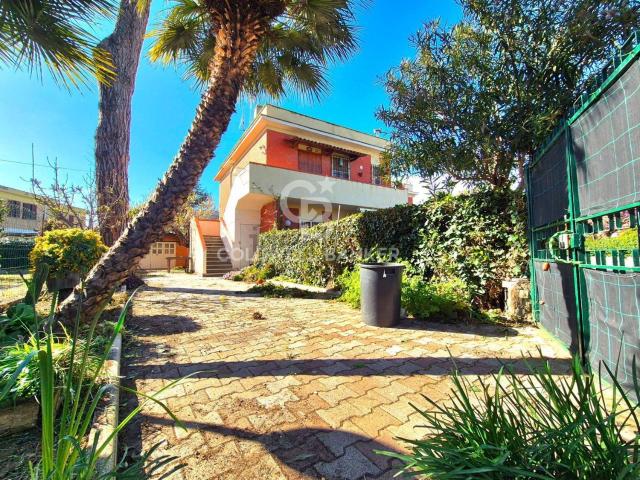 Villetta bifamiliare in vendita di 109 m² in Via Odisseo, 9