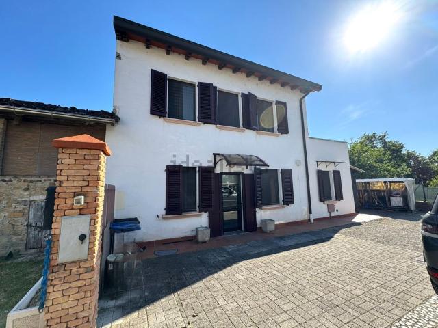 Villetta bifamiliare in vendita di 110 m² in Strada Montecoppe Sopra, 13