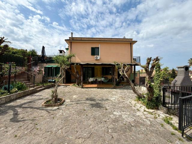 Villetta bifamiliare in vendita di 110 m² in Via Casteldidone, 45