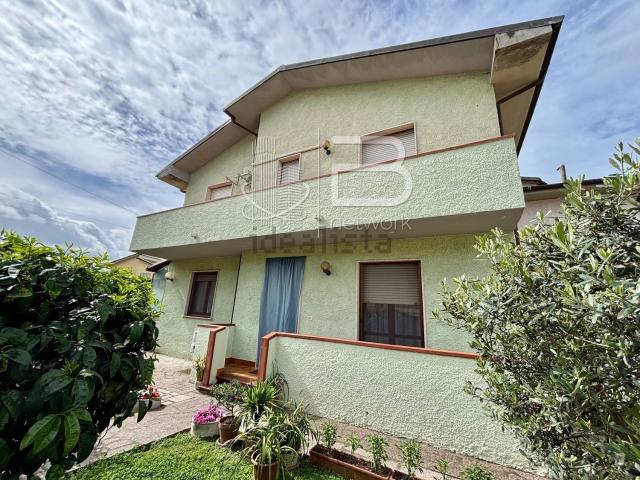 Villetta bifamiliare in vendita di 110 m² in Via D&apos Ombra, 18
