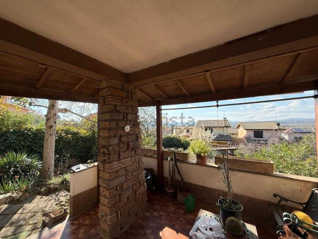 Villetta bifamiliare in vendita di 110 m² in Via dei Lucumoni