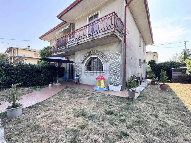 Villetta bifamiliare in vendita di 110 m² in Via G. d&apos Annunzio, 29