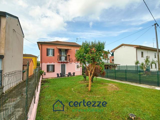 Villetta bifamiliare in vendita di 110 m² in Via Giovanni XXIII, 16