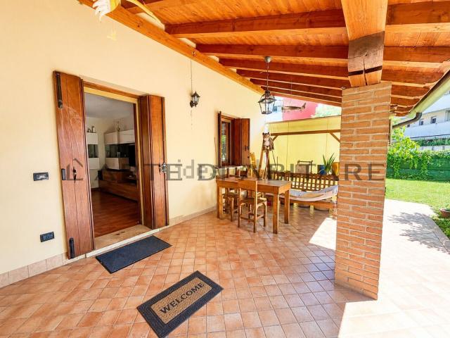 Villetta bifamiliare in vendita di 110 m² in Via Jacopo da Lio