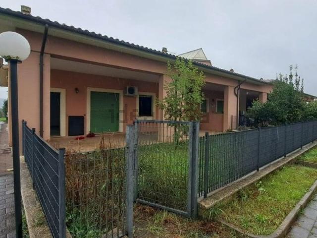 Villetta bifamiliare in vendita di 110 m² in Via Sabina Sud