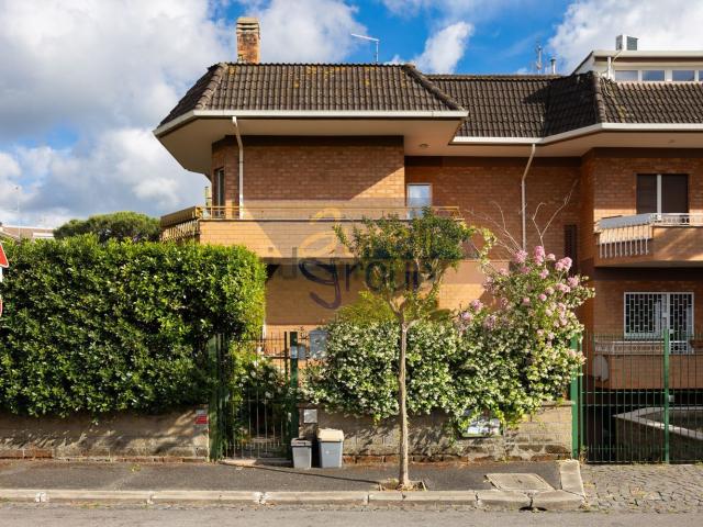 Villetta bifamiliare in vendita di 110 m² in Via Sofocle