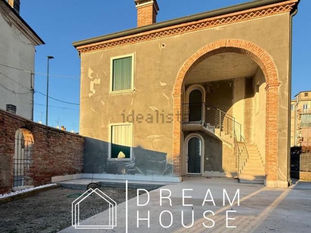 Villetta bifamiliare in vendita di 111 m² in Via Ferdinando Caracciolo