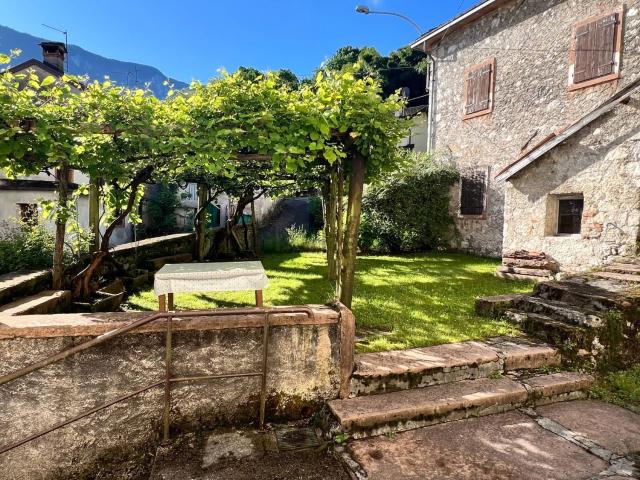 Villetta bifamiliare in vendita di 112 m² in Frazione Santa Croce, 38