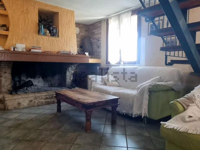 Villetta bifamiliare in vendita di 112 m² in Via dei Lillà, 30