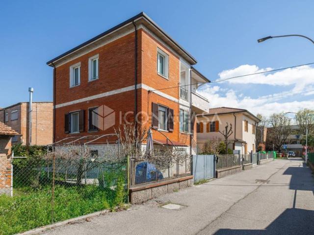 Villetta bifamiliare in vendita di 112 m² in Via Surrogazione, 52