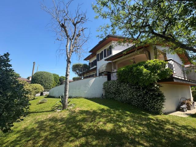 Villetta bifamiliare in vendita di 114 m² in Via Vittorio Alfieri