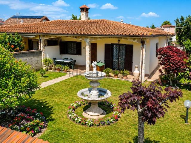 Villetta bifamiliare in vendita di 114 m² in Via del Triangolo, 8