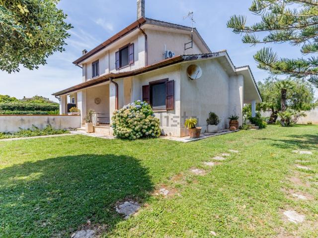 Villetta bifamiliare in vendita di 115 m² in Via dei Tulipani