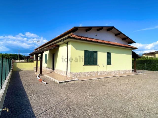Villetta bifamiliare in vendita di 115 m² in Via Pontina, 101