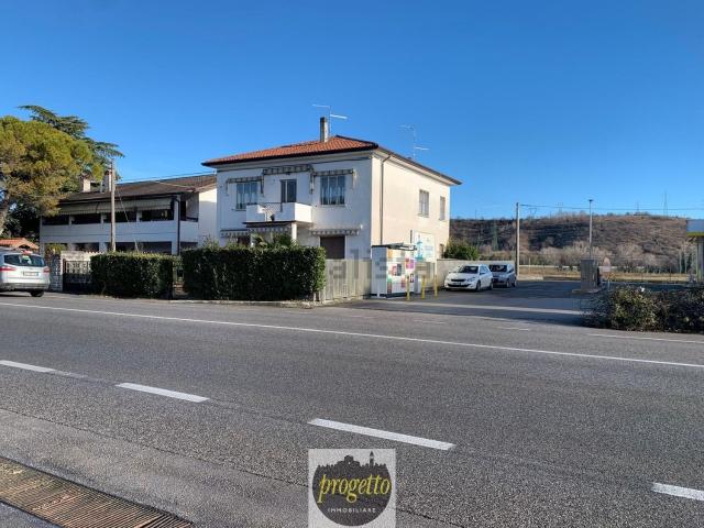Villetta bifamiliare in vendita di 116 m² in Via Redipuglia