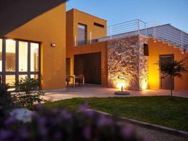 Villetta bifamiliare in vendita di 118 m² in Via Luigi Cadorna
