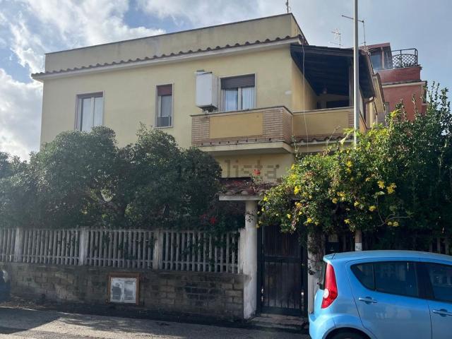 Villetta bifamiliare in vendita di 118 m² in Via Sanluri