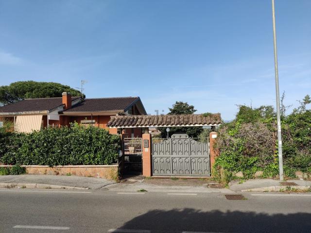 Villetta bifamiliare in vendita di 119 m² in Via delle Cisternole, 98