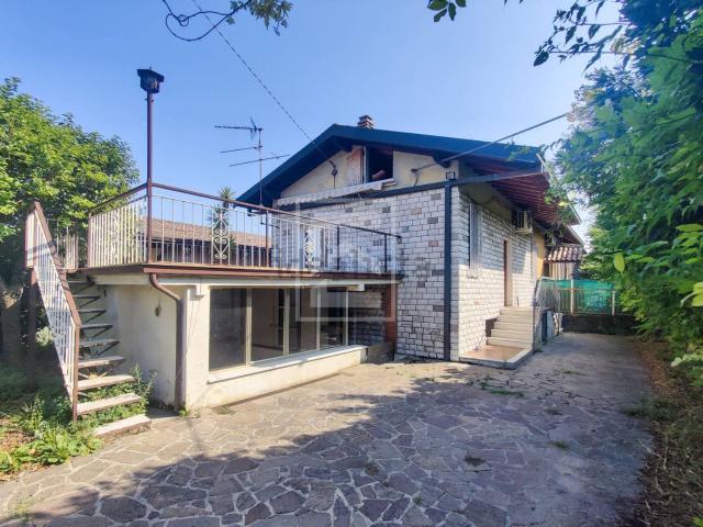 Villetta bifamiliare in vendita di 123 m² in Via Monte Tapino