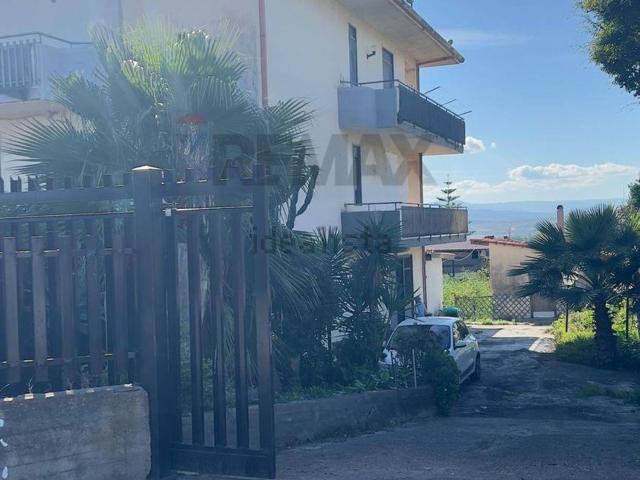 Villetta bifamiliare in vendita di 12000 m² in Via del Nocciolo, 31