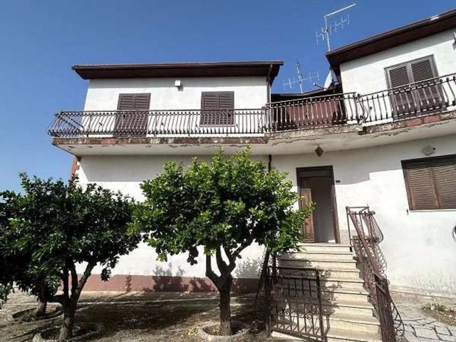 Villetta bifamiliare in vendita di 120 m² in Via Astura, 116