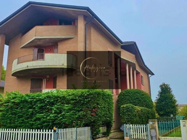 Villetta bifamiliare in vendita di 120 m² in Via Bassetta