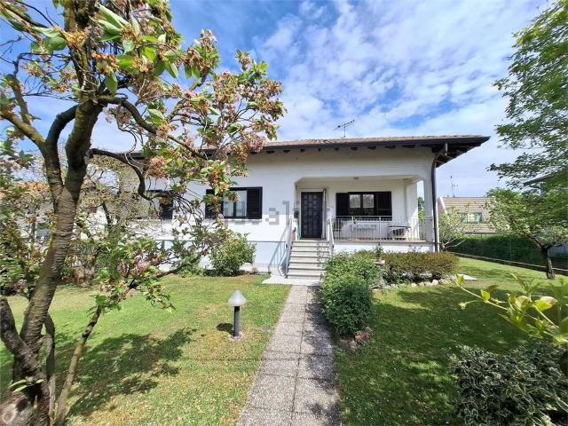 Villetta bifamiliare in vendita di 120 m² in Via Cicognola