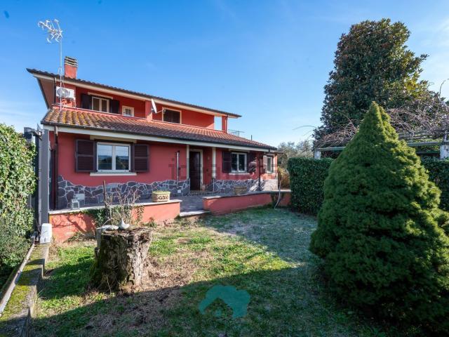 Villetta bifamiliare in vendita di 120 m² in Via Colle Gentile