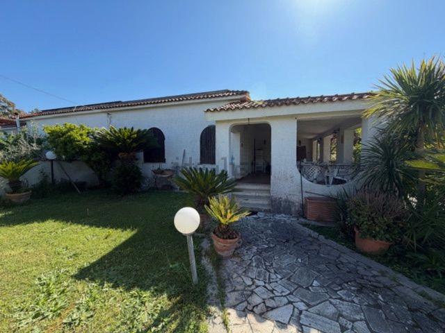 Villetta bifamiliare in vendita di 120 m² in Via dei Salici, 34