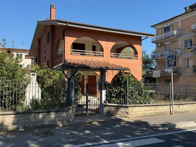 Villetta bifamiliare in vendita di 120 m² in Via di Santa Cornelia, 254