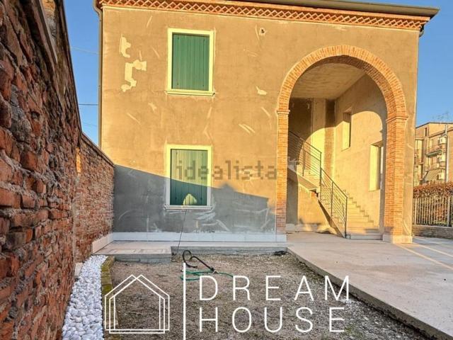 Villetta bifamiliare in vendita di 120 m² in Via Ferdinando Caracciolo