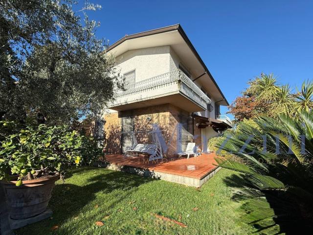 Villetta bifamiliare in vendita di 120 m² in Via Lorenzo Giglioli, 49
