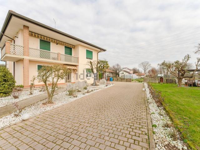 Villetta bifamiliare in vendita di 120 m² in Via Montegrappa