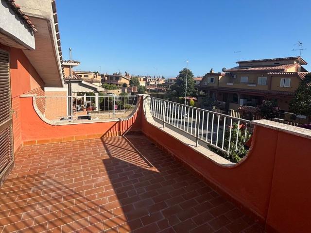 Villetta bifamiliare in vendita di 120 m² in Viale California