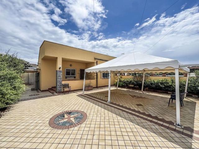 Villetta bifamiliare in vendita di 120 m² in Viale di Focene